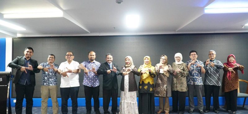 Warek IV ITPLN Dr. Ir. Pawenary, Dosen UTHM Prof. Ir. Ts. Dr. Adnan Zainorabidin bersama Dekan dan Dosen FTIK ITPLN. DOk. Humas.