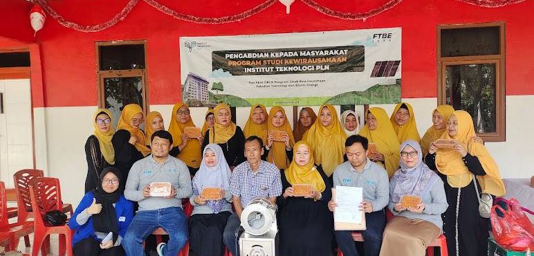 ITPLN Beri Pelatihan kepada Masyarakat Desa Pasirangin, Kecamatan Cileungsi, Kabupaten Bogor, Jawa Barat membuat Keripik Kentang Mustofa. Dok. Istimewa