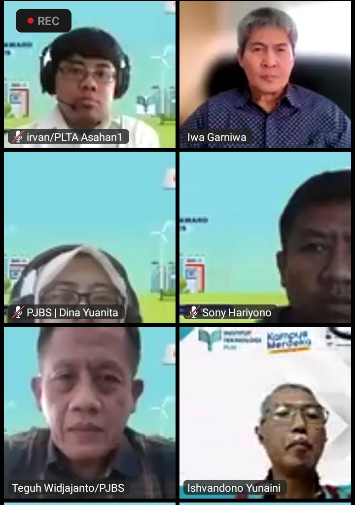 Foto tangkapan serah terima mahasiswa program beasiswa PT PJB Services kepada ITPLN 