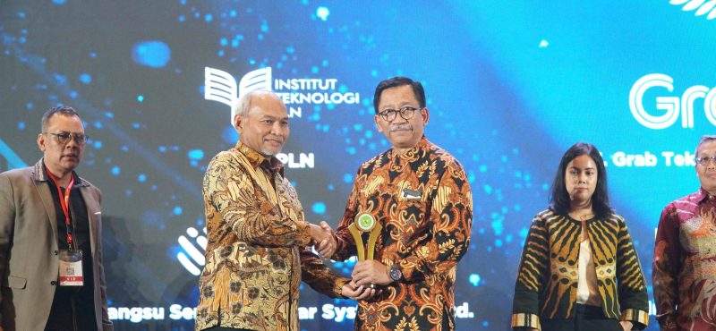 Sekjen DEN Djoko Siswanto memberikan piagam penghargaan kepada Wakil Rektor I Bidang Akademik Dipl.-Ing. Iwan Tutuka Pambudi, M.Eng., Ph.D. Iwan Tutuka. Dok. Humas