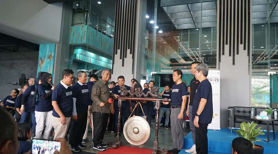 Direktur LHC PLN Yusuf Didi Setiarto, Ketua Umum YPK PLN Supriyadi, Rektor ITPLN Prof. Iwa melakukan peresmian program ENERGIZE di Lobby ITPLN Jakarta. Dok. Humas