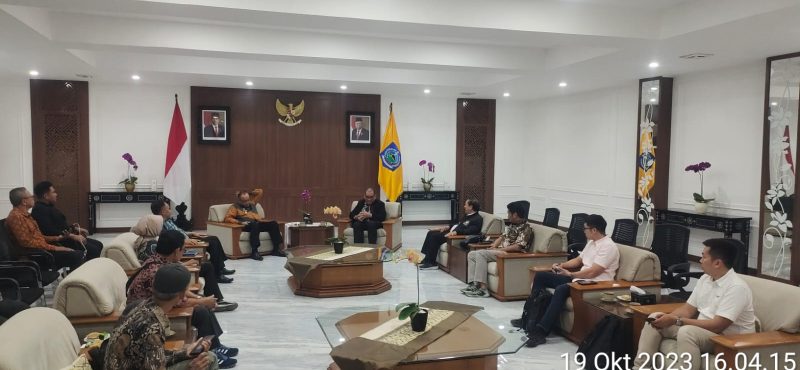 Di kantor Gubernur NTB, Wakil Rektor IV ITPLN Dr. Ir. Pawenary, M.T., MPM., IPU., ASEAN Eng., beserta tim menemui Pj. Gubernur NTB Drs. H. Lalu Gita Aryadi, M.Si. Dok. Istimewa