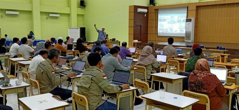 Prof. Yul Yunazwin saat berbagai pengalaman dengan ITPLN. Dok. Istimewa