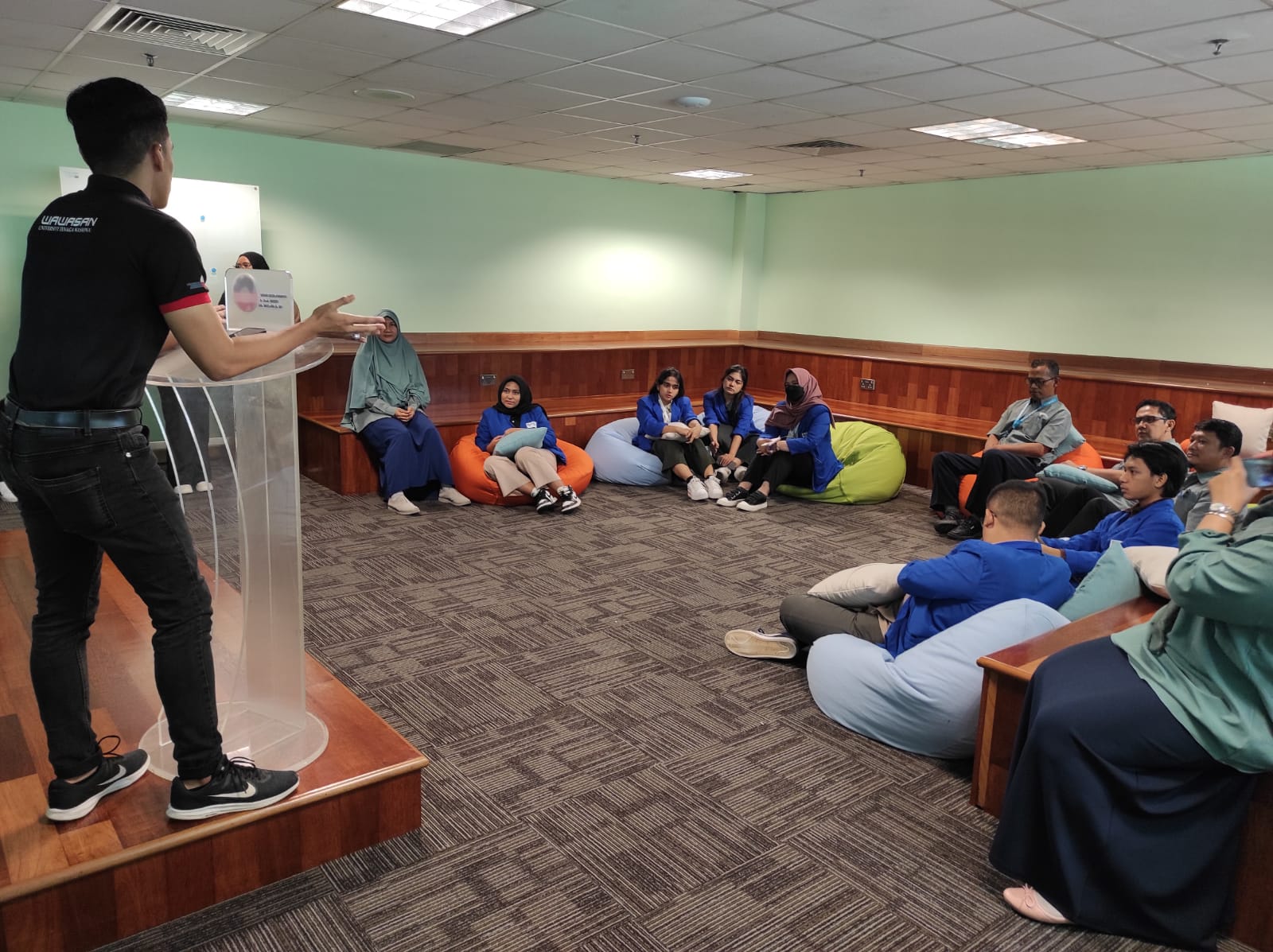Mahasiswa ITPLN mengikuti berbagai kegiatan saat di UNITEN Malaysia. Dok. Istimewa 