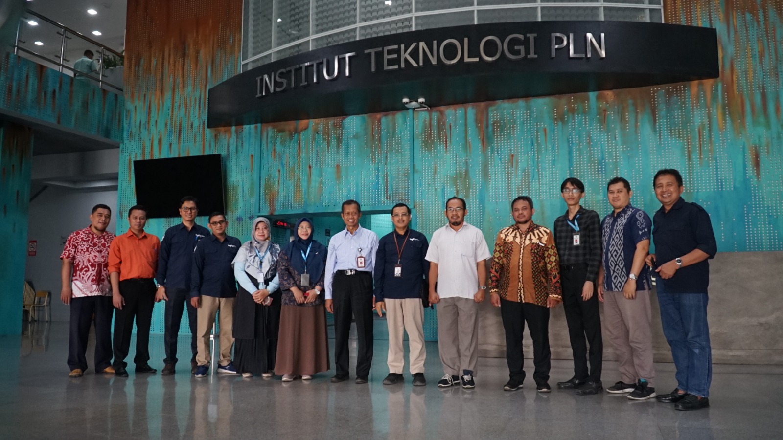 Foto bersama Tim BAPETEN dan Tim dari Institut Teknologi PLN. Dok. Istimewa 