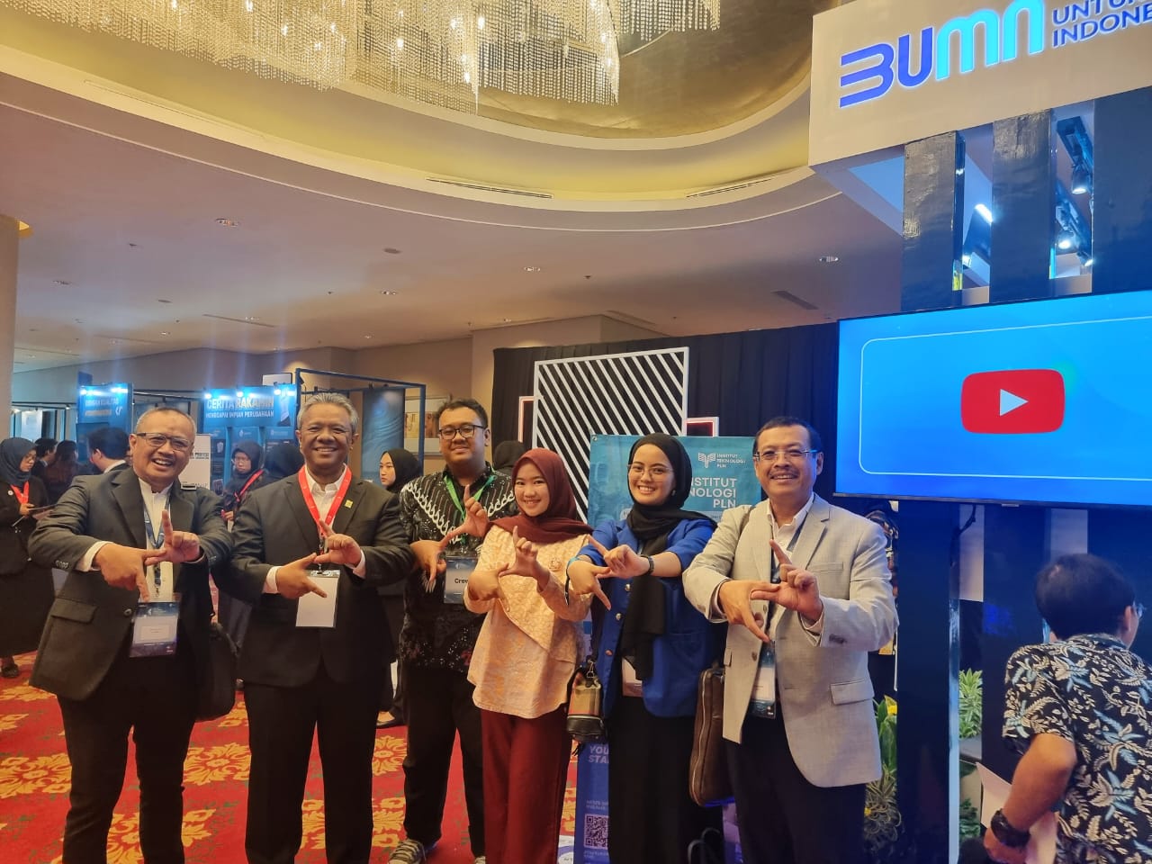 Dir LHC PLN Yusuf Didi Setiarto, beserta Wakil Rektor II ITPLN, Kepala Biro Rektorat dan mahasiswa ITPLN dalam gelaran Indonesia Human Capital Summit 2023. Dok. Istimewa 
