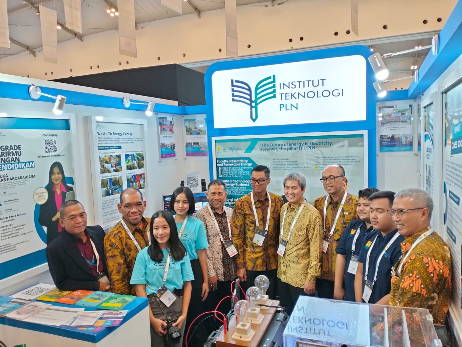 Direktur Utama PT PLN Darmawan Prasodjo saat berfoto bersama di booth ITPLN pameran HLN ke-78 Masyarakat Ketenagalistrikan Indonesia. Dok. Istimewa 