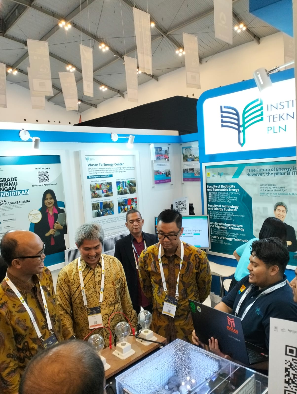 Direktur Utama PT PLN (Persero) Darmawan Prasodjo, Direktur Transmisi dan Perencanaan Sistem Evy Haryadi, Rektor ITPLN Prof. Iwa Garniwa. Dok. Istimewa 