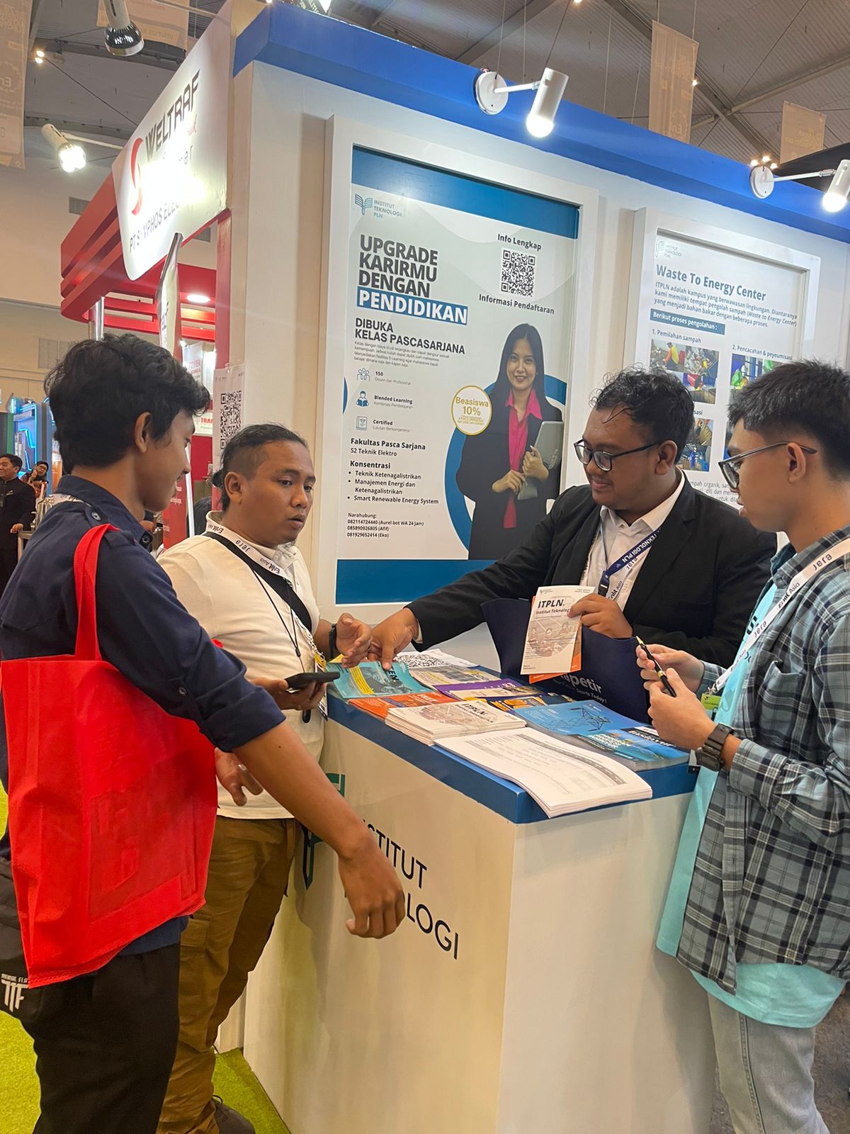 Penjaga Booth ITPLN pameran HLN ke-78 sedang berinteraksi dengan pengunjung yang singgah di Booth ITPLN. Dok. Istimewa 