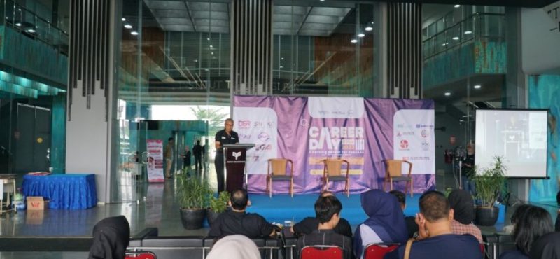 Wakil Rektor III ITPLN Ir. Ishvandono Yunaini saat memebrikan sambutan dalam kegiatan Career Day ITPLN 2023. Dok. Humas