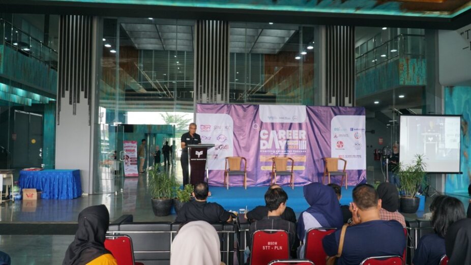 Wakil Rektor III ITPLN Ir. Ishvandono Yunaini saat memebrikan sambutan dalam kegiatan Career Day ITPLN 2023. Dok. Humas