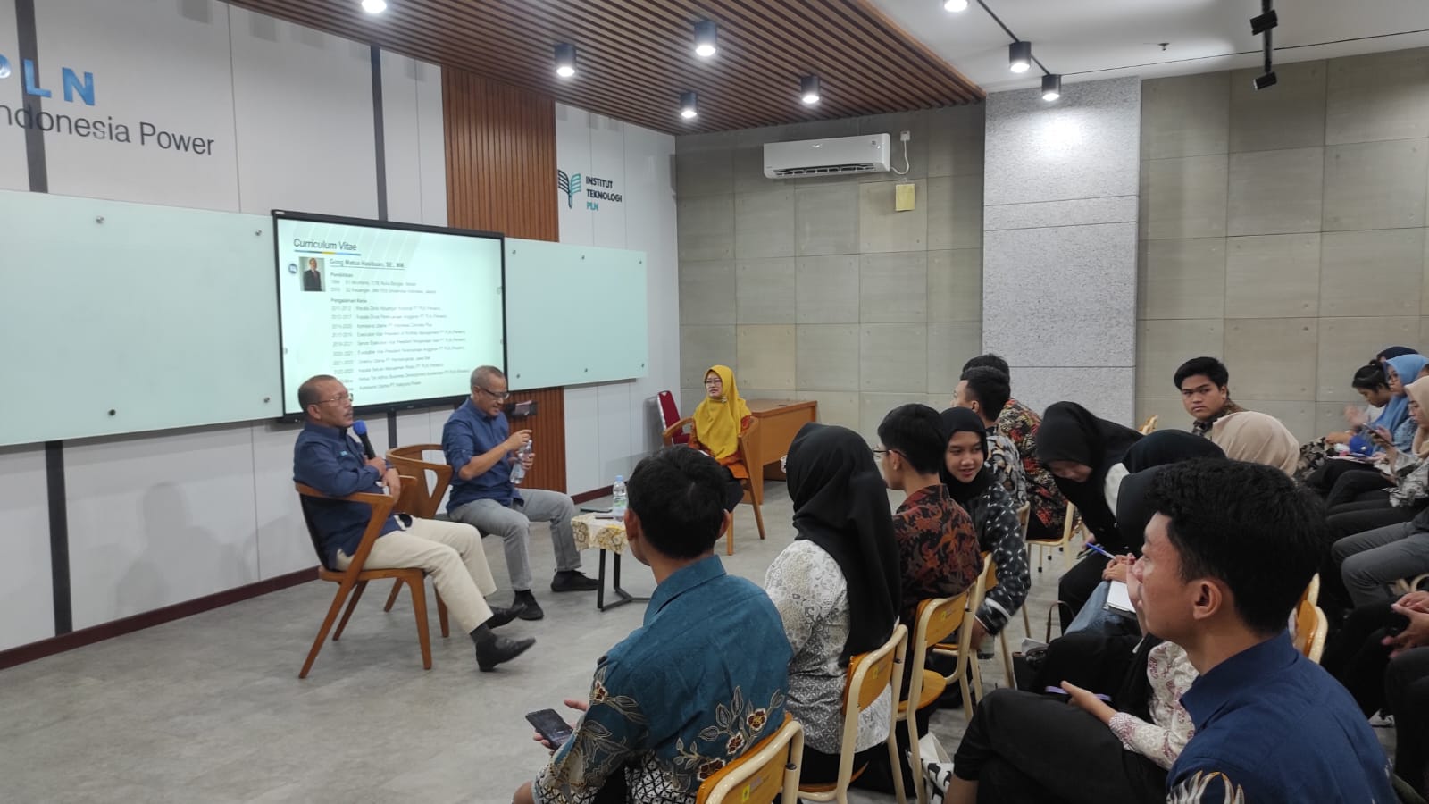 Komisaris Utama PT Haleyora Power Gong Matua Hasibuan, SE., M.M., bersama Wail Rektor II ITPLN Kuswowo SE., M.M., M.Ak., Dok. Istimewa