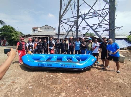 Tim HPPA Cakrawala ITPLN bersama warga tengah bersiap untuk melakukan pemeriksaan Tanggul Hulu Kali Angke. Dok. Istimewa 