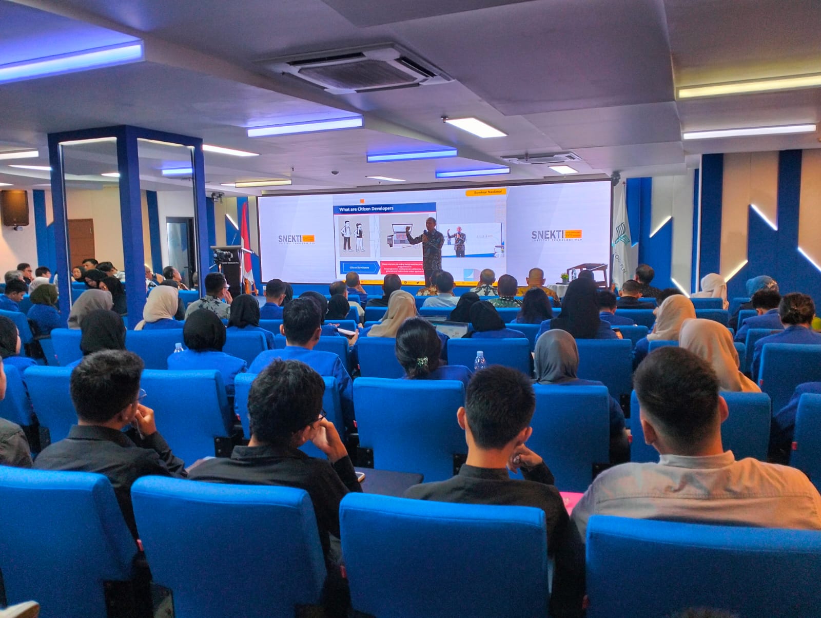 Komisasris Independen PT PLN (Persero) Ir. Arcandra Tahar M.Sc. Ph.D., dalam Seminar Nasional Energi, Kelistrikan, Teknik dan Informatika (SNEKTI) 2023. Dok. Humas