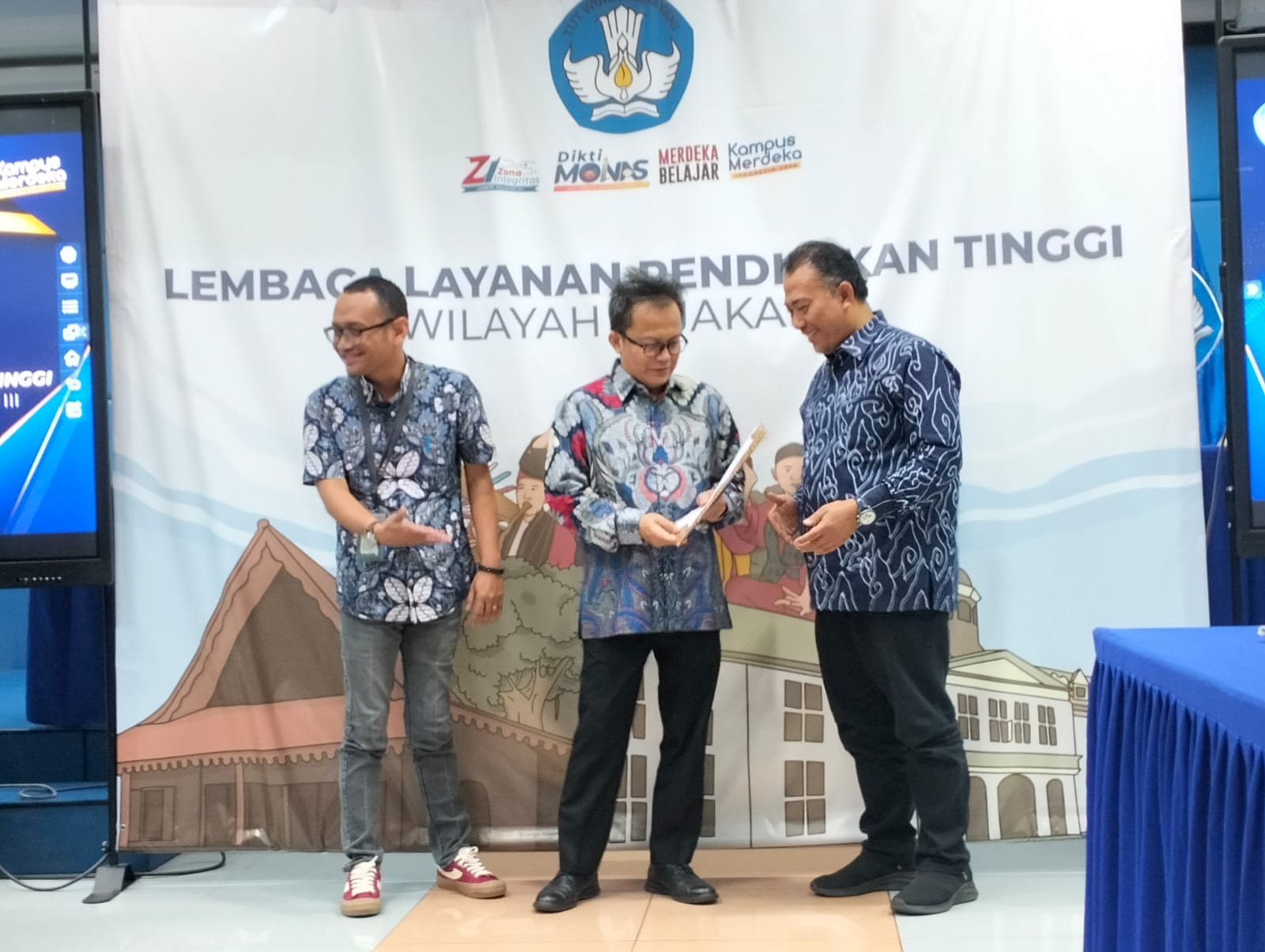 Kepala LLDIKTI Wilayah III Prof. Toni memberikan SK Pembukaan Prodi Magister Teknik Sipil ITPLN kepada Wakil Rektor I ITPLN Bidang Akademik Prof. Syamsir Abduh. Dok. Istimewa 