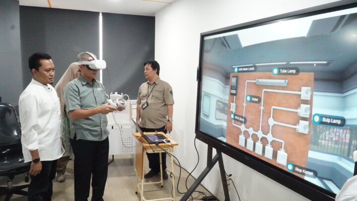 Rektor ITPLN Prof. Iwa Garniwa saat menjajal program Virtual Reality di laboratorium VR ITPLN. Dok. Istimewa 