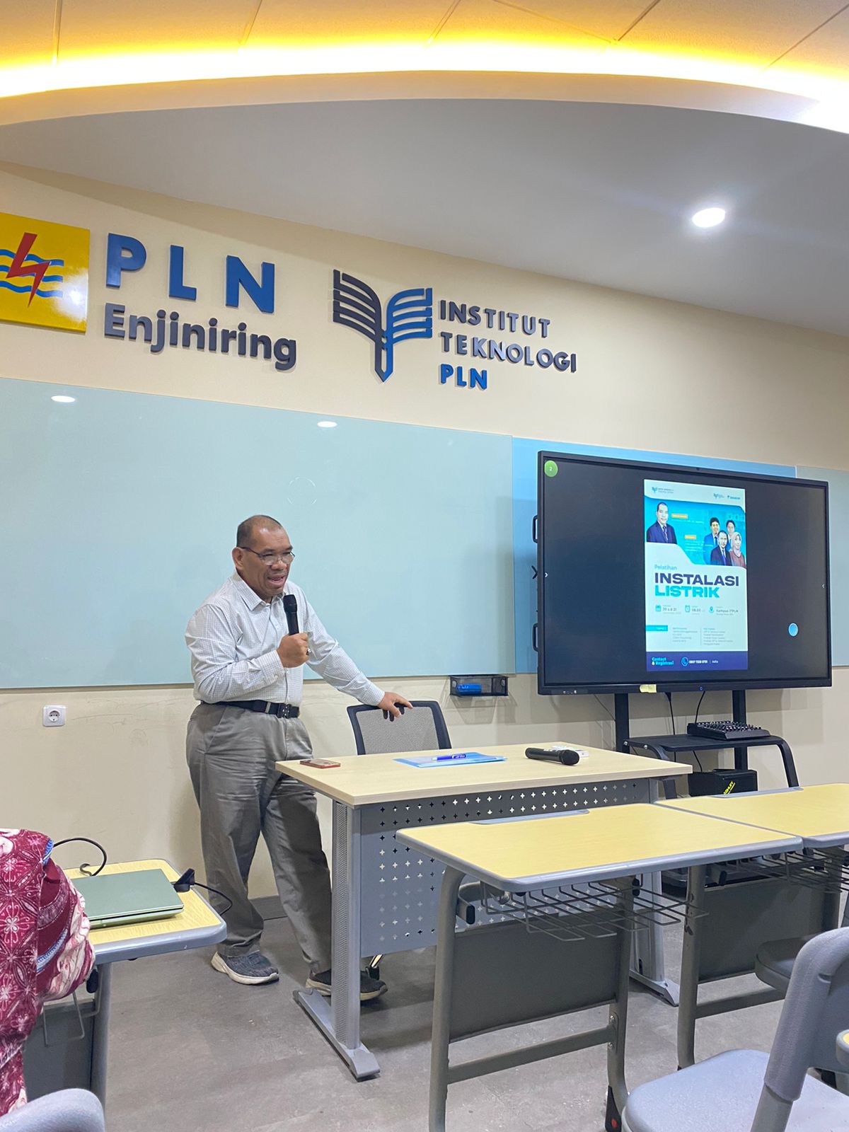 Wakil Rektor IV ITPLN Dr. Ir. Pawenary saat dalam pembukaan Pelatihan Instalasi Listrik dengan PT Daikin Airconditioning Indonesia. Dok. Istimewa 