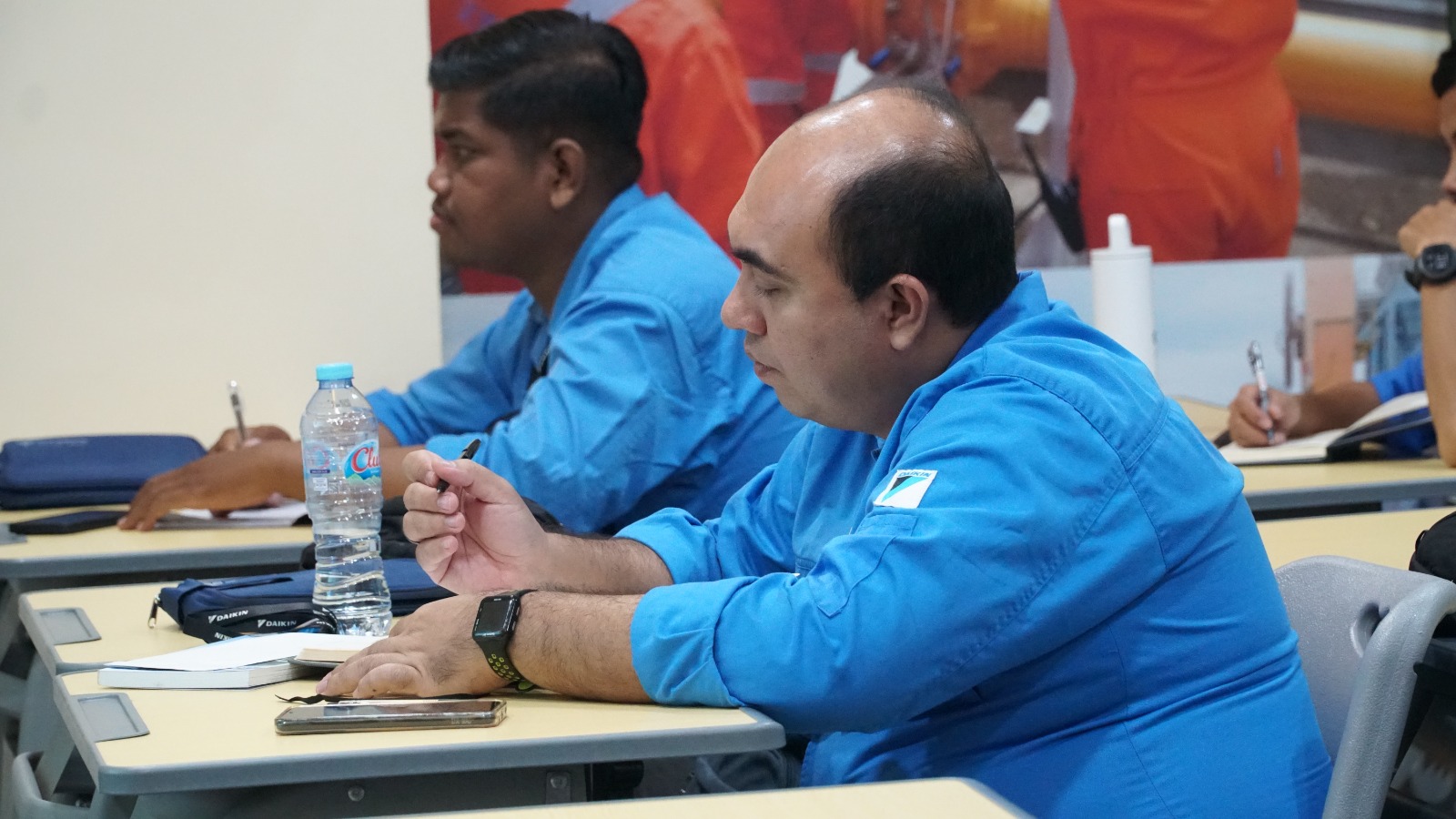 Salah satu peserta Pelatihan Instalasi Listrik ITPLN Training Center dengan PT Daikin Airconditioning Indonesia sangat antusias mengikuti pelatihan ini. Dok. Istimewa 