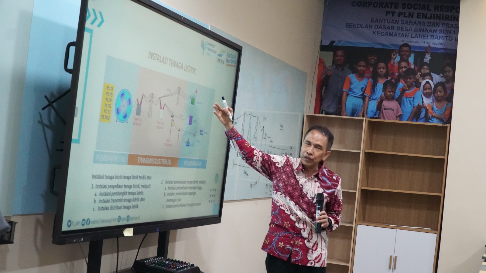Kepala Training Center ITPLN Ir. Suharto Wiranu saat memberikan Pelatihan Instalasi Listrik ke PT Daikin Airconditioning Indonesia. Dok. Istimewa 