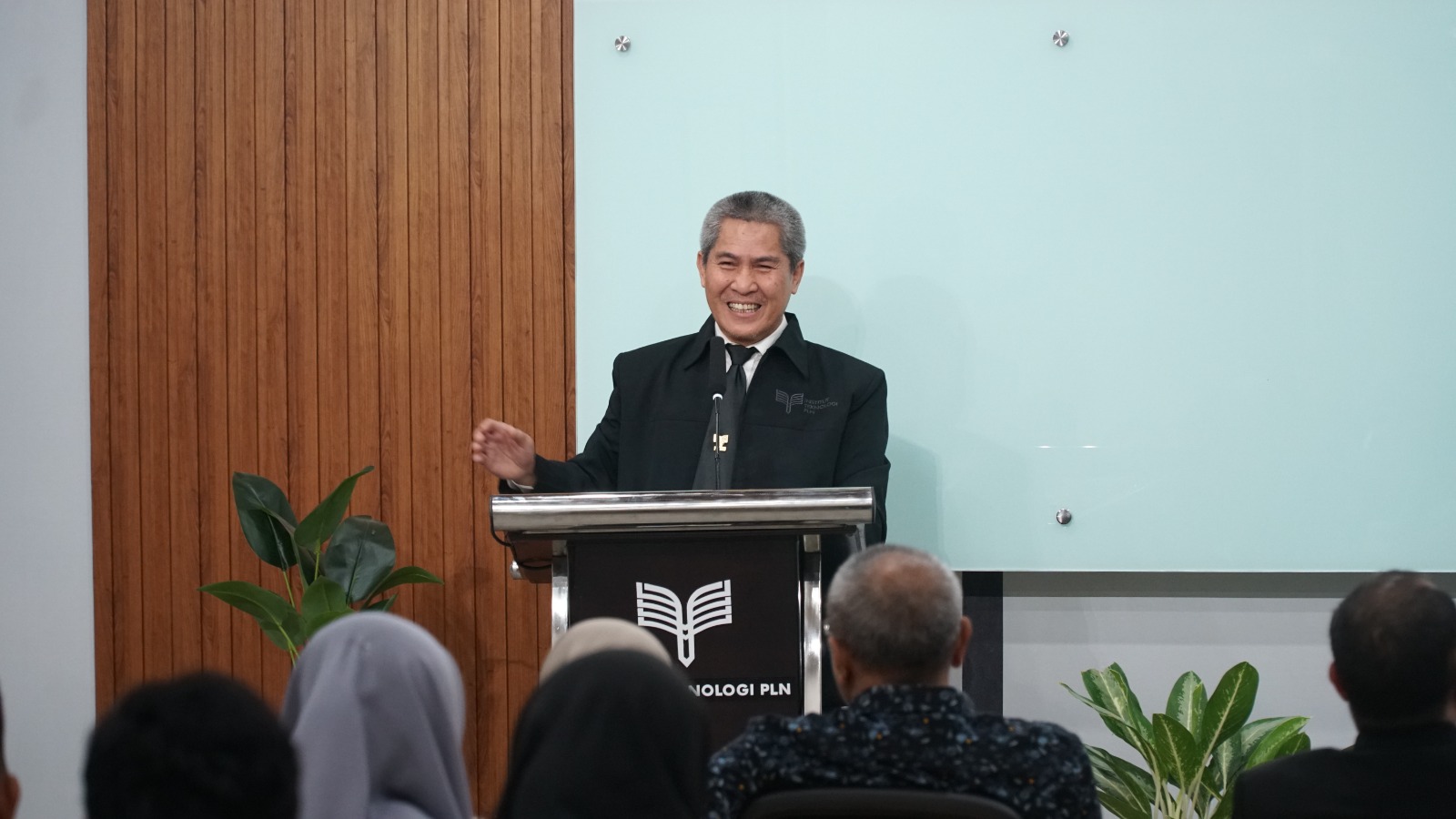 Rektor ITPLN Prof. Dr. Ir. Iwa Garniwa dalam seminar Transisi Energi for Young Engineer. Dok. Istimewa 