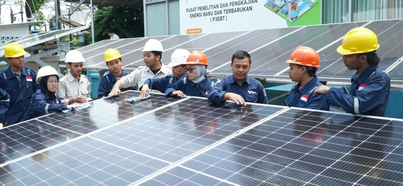 Dipandu dosen, mahasiswa ITPLN melaksanakan praktikum di lab PLTS kampus ITPLN. Dok. Istimewa