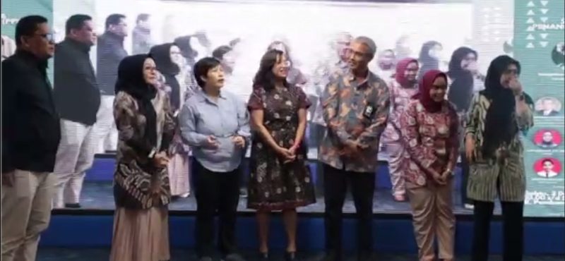 Wakil Rektor III ITPLN Ir. Ishvandono Yunaini berbincang dengan para panelis acara Uji Publik Satgas Pencegahan dan Penanganan Kekerasan Seksual (Satgas PPKS). Dok. Istimewa