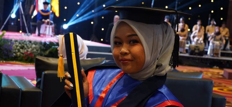 Wisudawan Terbaik ITPLN Septi